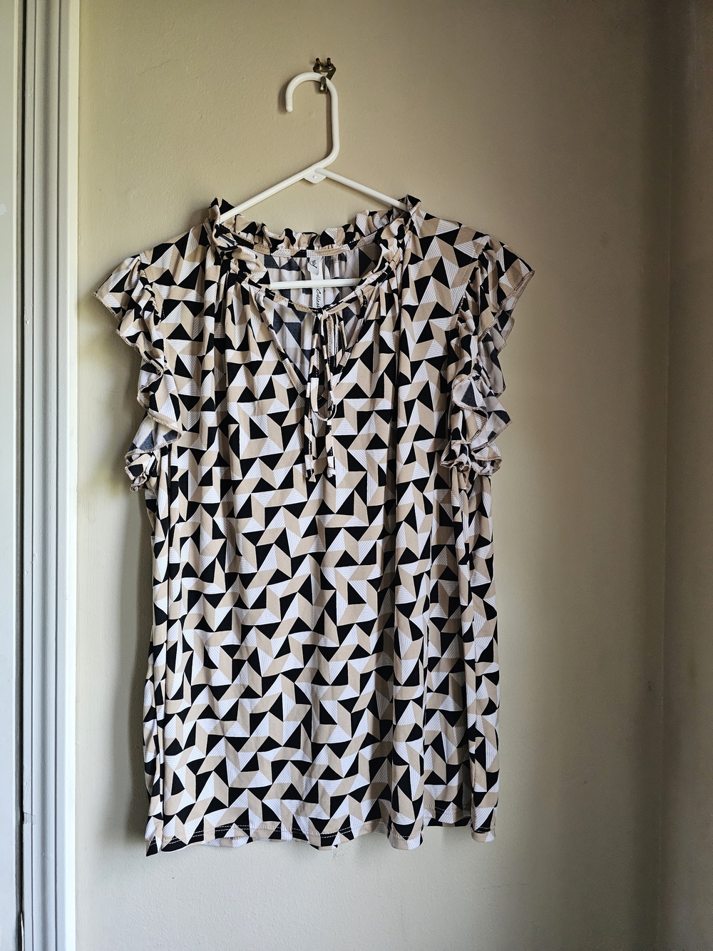Source Unknown Black & Cream Geometric Ruffle Sleeve Blouse